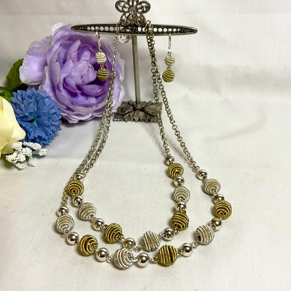 2/$14💖 Gold & silver toned necklace & earrings set